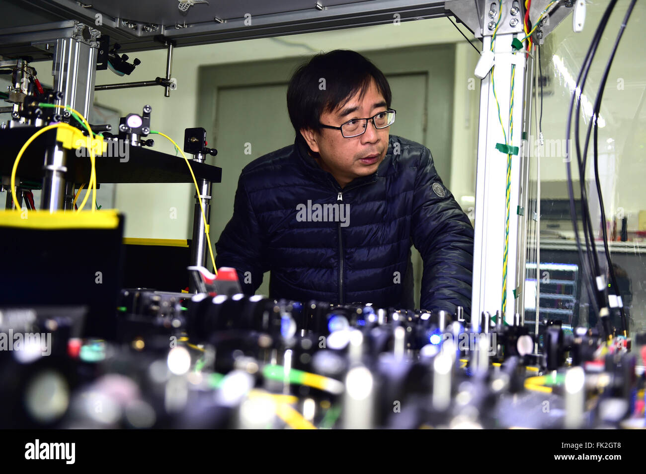 (160306) -- PECHINO, 6 marzo 2016 (Xinhua) -- Pan Jianwei, membro del XII Comitato nazionale del la Conferenza consultiva politica del popolo cinese (Cpcpc), lavora in un laboratorio dell'Università di scienza e tecnologia in Hefei, Cina orientale della provincia di Anhui, Feb 25, 2016. Panoramica e il suo team presso l'Università di scienza e tecnologia ha vinto una scienza naturale Premio della Cina è stato per la scienza e la tecnologia premi per la loro ricerca su il teletrasporto quantistico tecnologia nel 2015. "Cpcpc membri non deve concentrarsi soltanto sulle principali politiche statali e problemi di sostentamento, ma anche di dare uno sguardo a peo Foto Stock