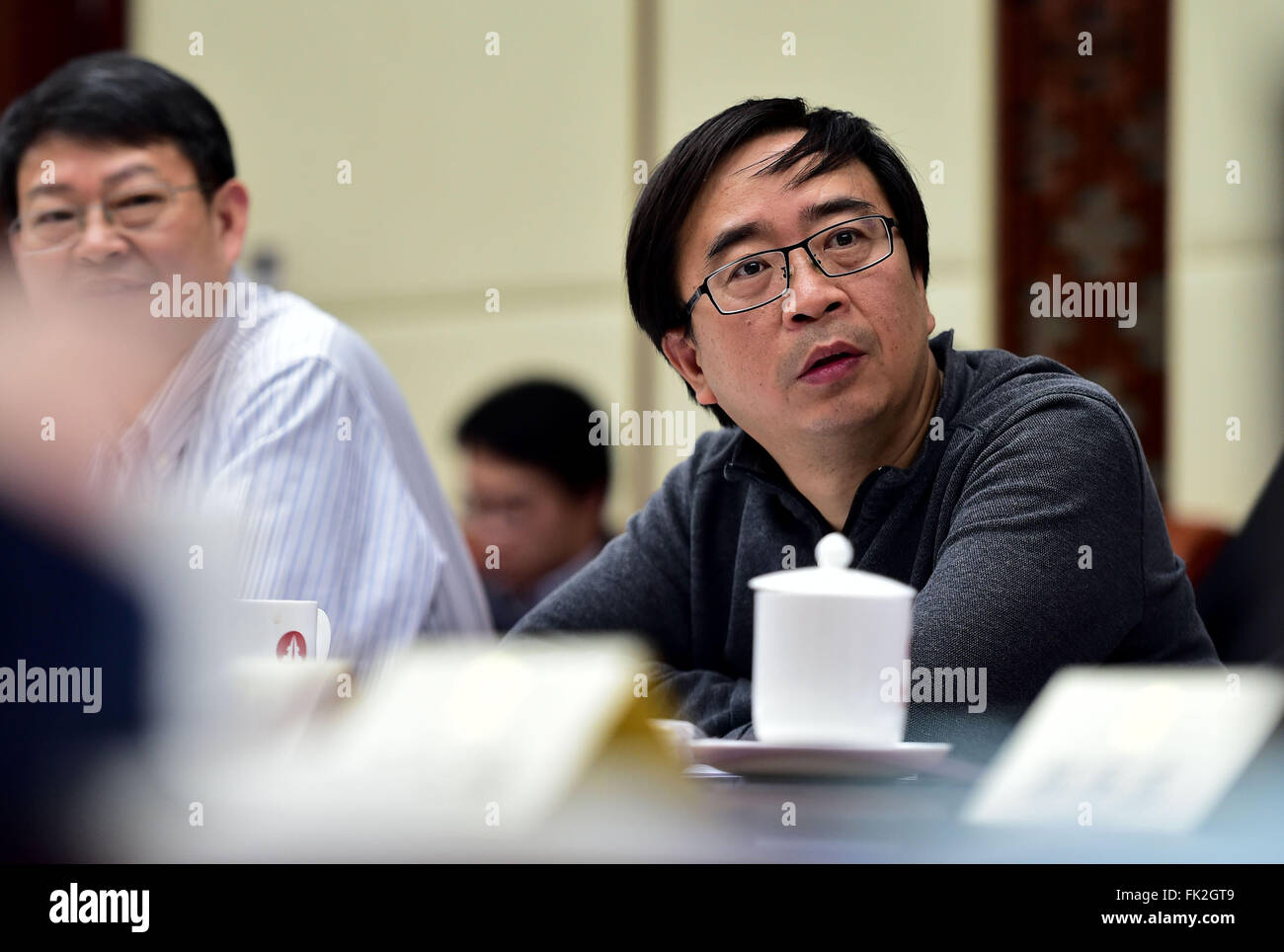 (160306) -- PECHINO, 6 marzo 2016 (Xinhua) -- Pan Jianwei (R), un membro del XII Comitato nazionale del la Conferenza consultiva politica del popolo cinese (Cpcpc), partecipa a un panel di discussione del corso annuale sessione del paese delle migliori politiche corpo consultivo a Pechino Capitale della Cina, 4 marzo, 2016. Panoramica e il suo team presso l'Università di scienza e tecnologia ha vinto una scienza naturale Premio della Cina è stato per la scienza e la tecnologia premi per la loro ricerca su il teletrasporto quantistico tecnologia nel 2015. "Cpcpc membri non deve concentrarsi soltanto sulle principali politiche statali e liveliho Foto Stock