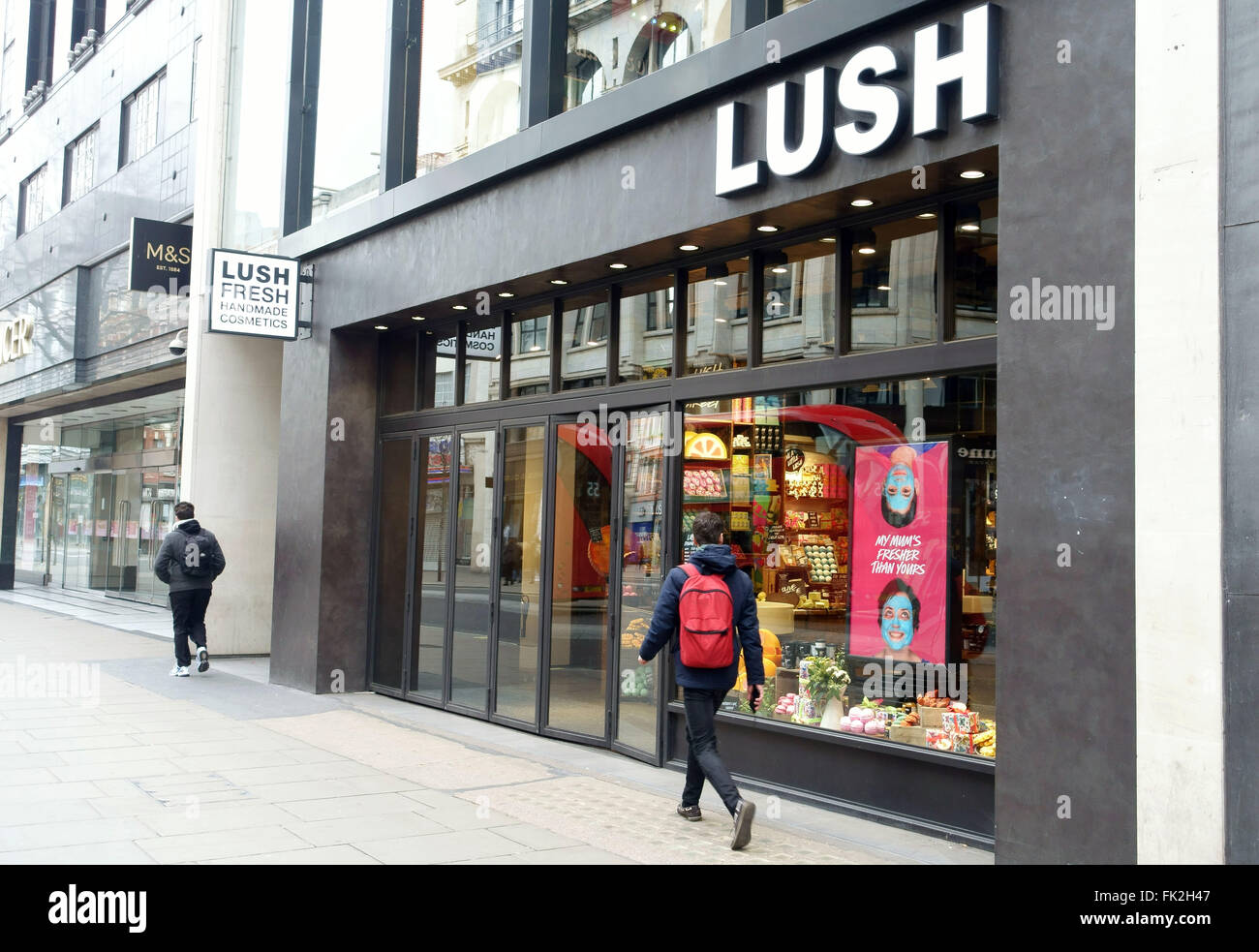 La finestra di visualizzazione in lussureggianti cosmetici store in Oxford Street, Londra Foto Stock