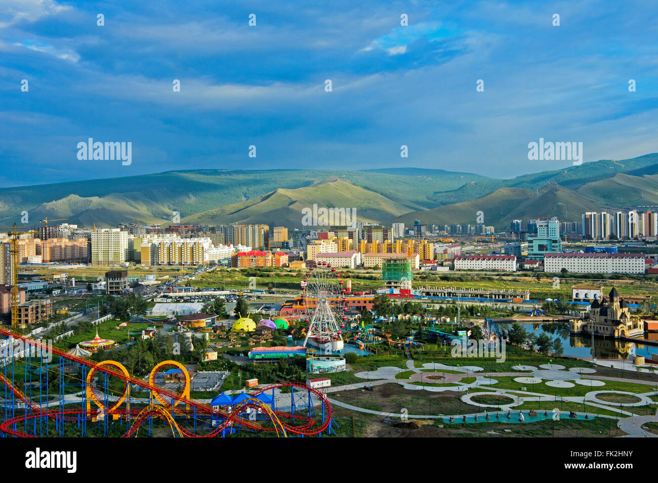 Vista su National Amusement Park e le nuove zone residenziali a sud di Ulaanbataar, capitale della Mongolia Foto Stock