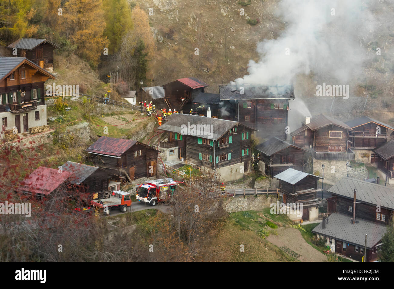 I vigili del fuoco in caso di incendio in uno chalet nelle Alpi Svizzere. Betten Dorf, Wallis/Valais, Svizzera. Foto Stock