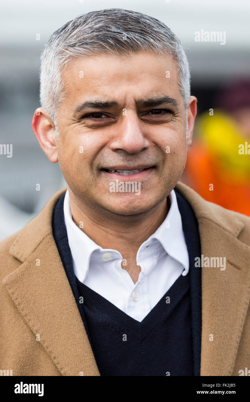 Londra, Regno Unito. 6 marzo 2016. Sadiq Khan, il lavoro per il candidato sindaco di Londra. Suffragettes, celebrità e politici si riuniscono presso il municipio di andare su un giorno della madre 'piedi in scarpe' marzo organizzata dalla carità cura. La passeggiata è in solidarit con donne e ragazze di tutto il mondo che subiscono le disuguaglianze e le ingiustizie. Foto: immagini vibranti/Alamy Live News Foto Stock