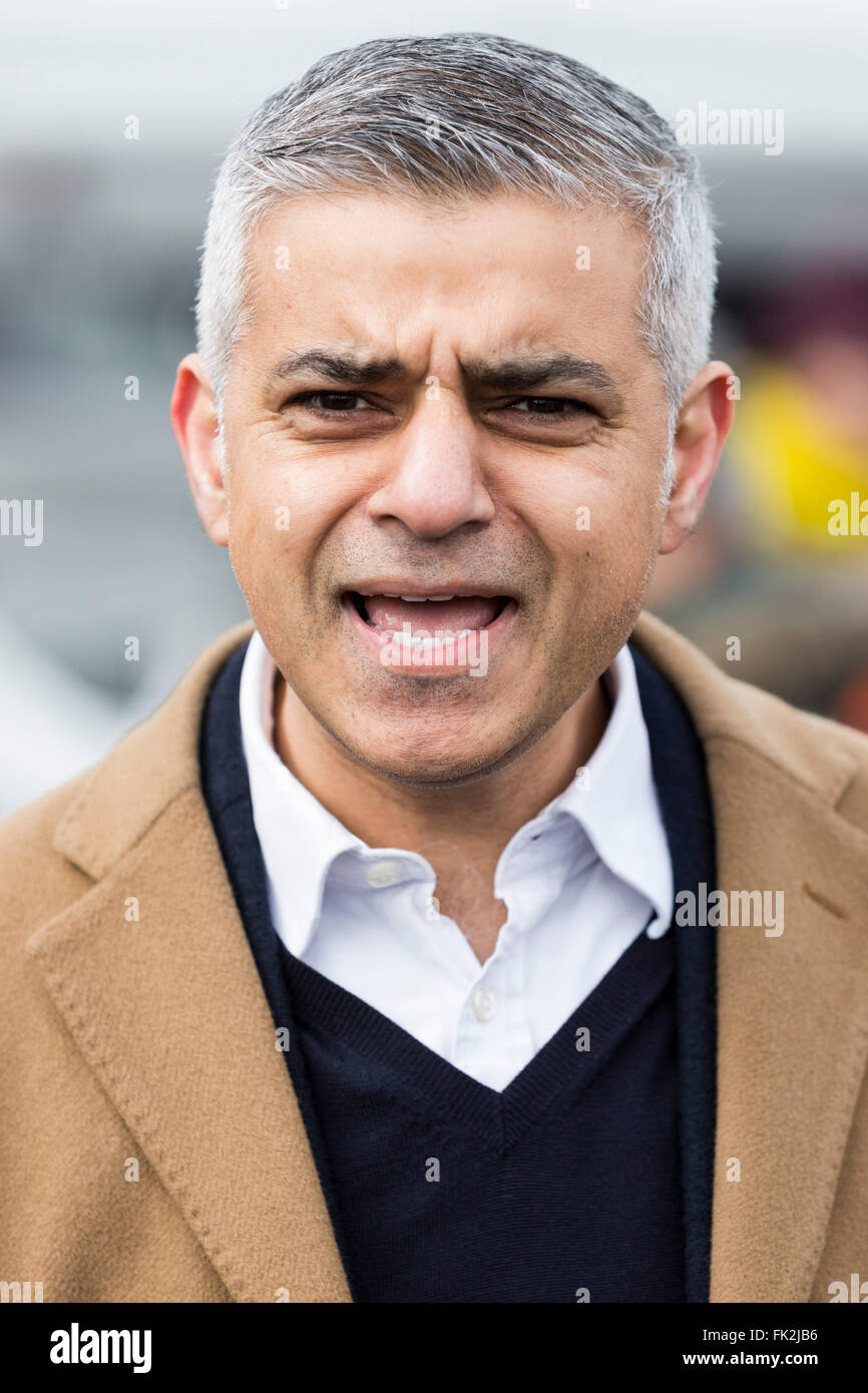 Londra, Regno Unito. 6 marzo 2016. Sadiq Khan, il lavoro per il candidato sindaco di Londra. Suffragettes, celebrità e politici si riuniscono presso il municipio di andare su un giorno della madre 'piedi in scarpe' marzo organizzata dalla carità cura. La passeggiata è in solidarit con donne e ragazze di tutto il mondo che subiscono le disuguaglianze e le ingiustizie. Foto: immagini vibranti/Alamy Live News Foto Stock