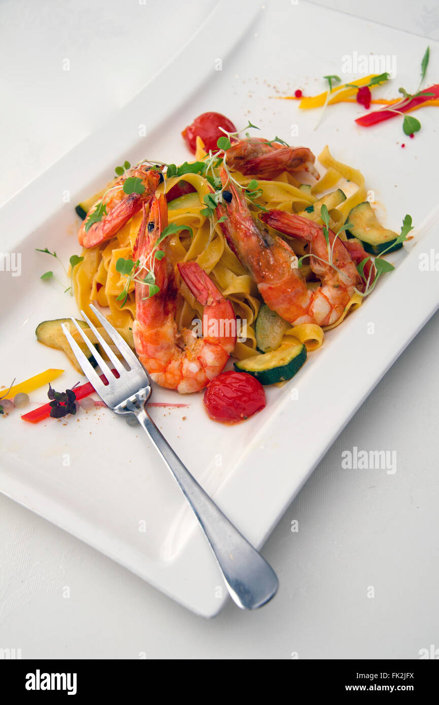 Tagliatelle Gamberoni,pasta all' Uovo nastri con gamberoni.Un REGNO UNITO cibo italiano alimenti cucina ristoranti piastre piatti piatto Foto Stock