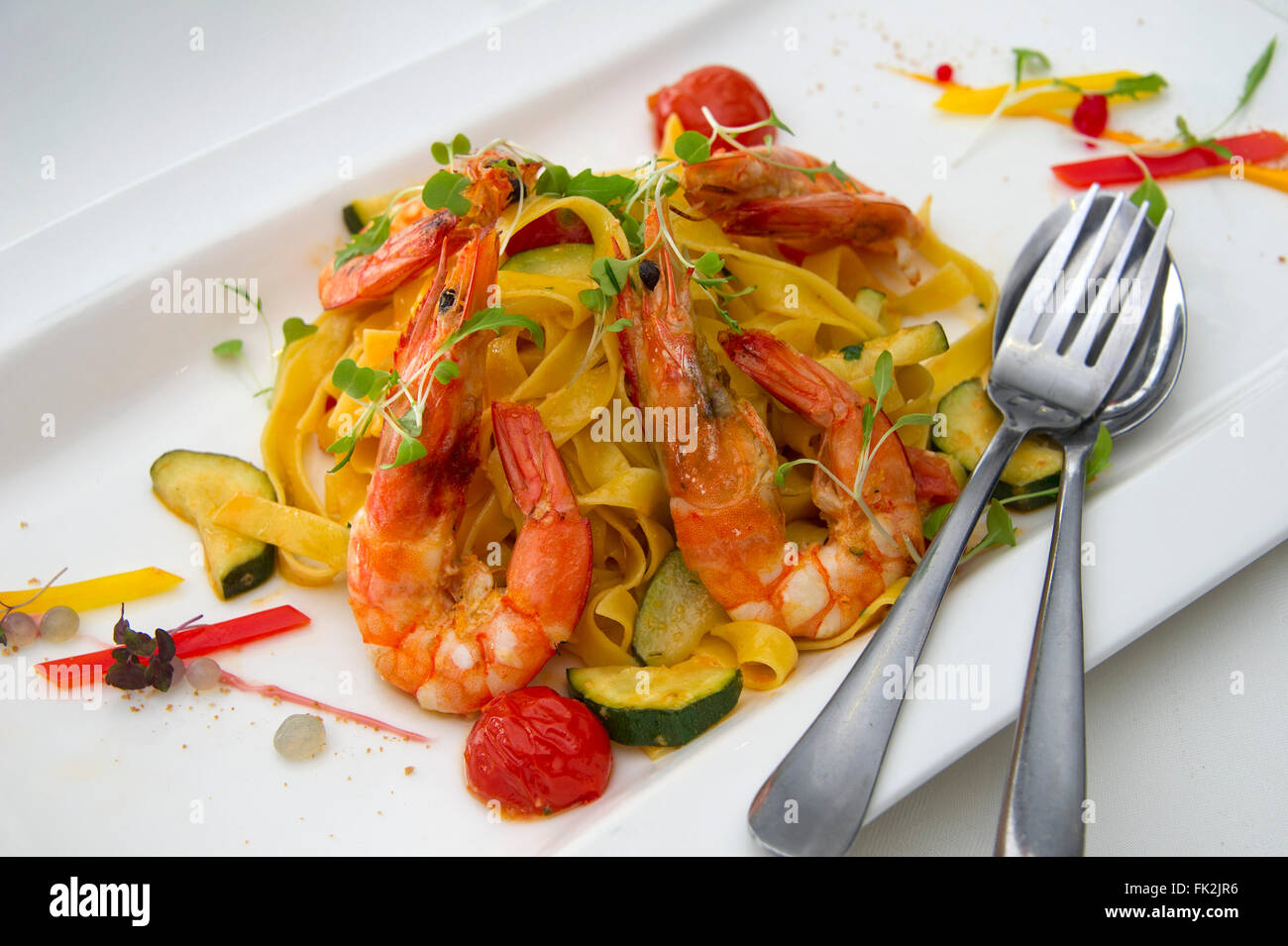 Tagliatelle Gamberoni,pasta all' Uovo nastri con gamberoni.Un REGNO UNITO cibo italiano alimenti cucina ristoranti piastre piatti piatto Foto Stock