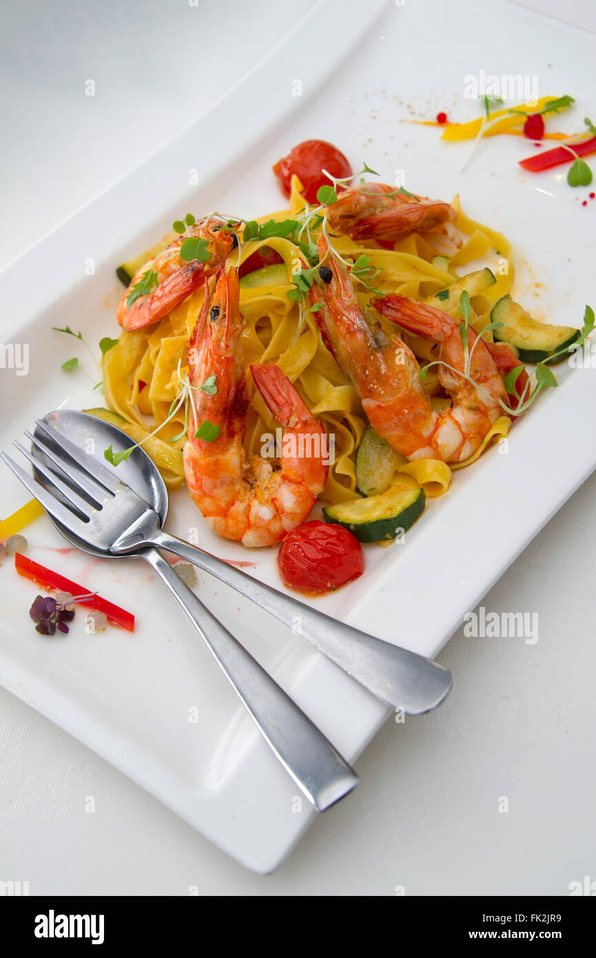 Tagliatelle Gamberoni,pasta all' Uovo nastri con gamberoni.Un REGNO UNITO cibo italiano alimenti cucina ristoranti piastre piatti piatto Foto Stock