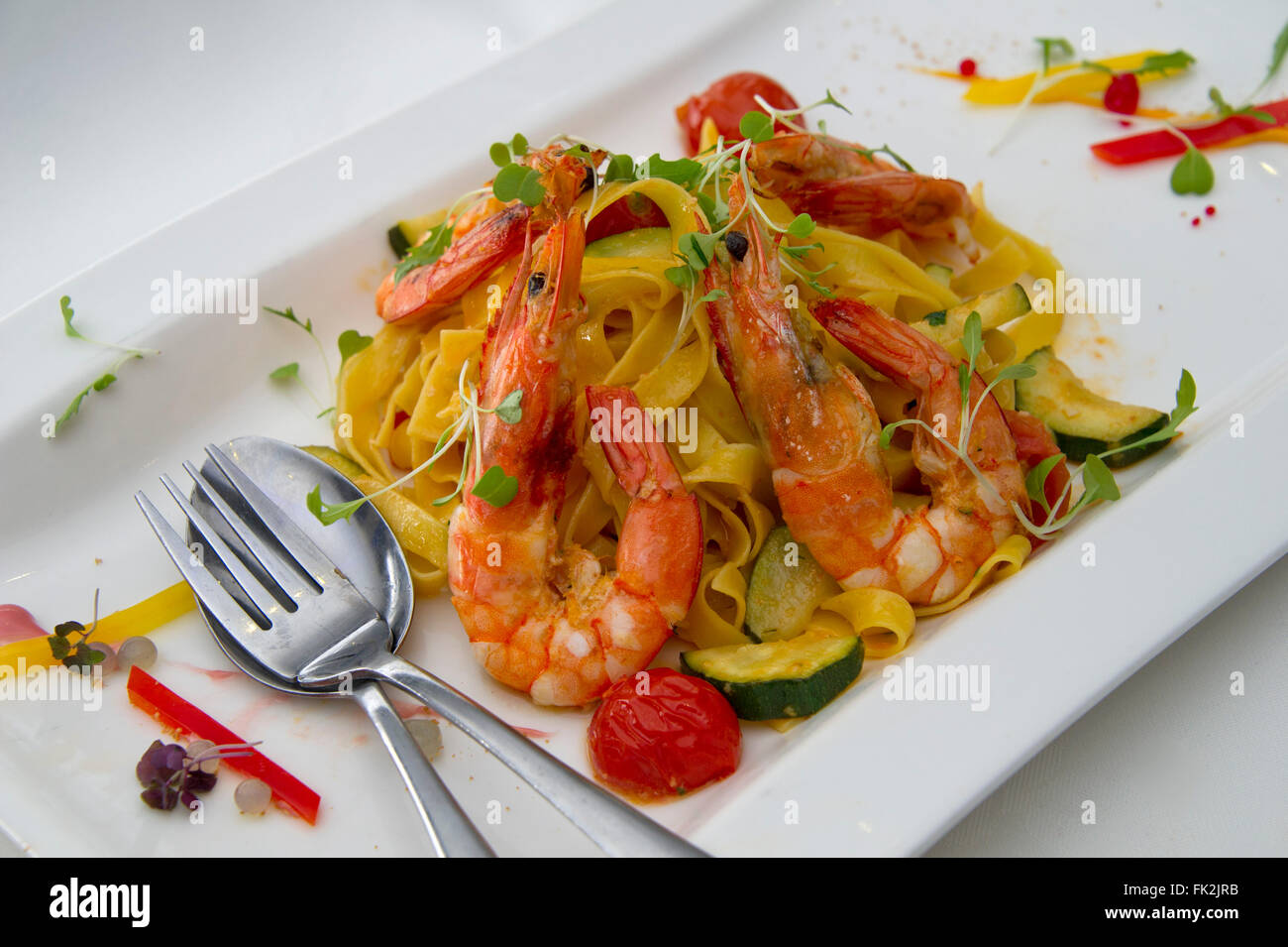 Tagliatelle Gamberoni,pasta all' Uovo nastri con gamberoni.Un REGNO UNITO cibo italiano alimenti cucina ristoranti piastre piatti piatto Foto Stock