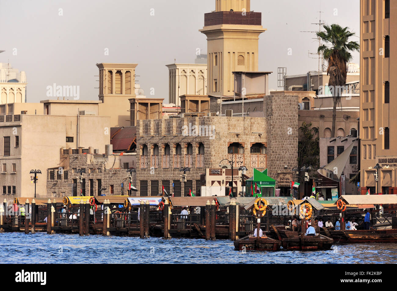 La città vecchia di Dubai e sue banchine per i taxi acquatici, Bur Dubai Foto Stock
