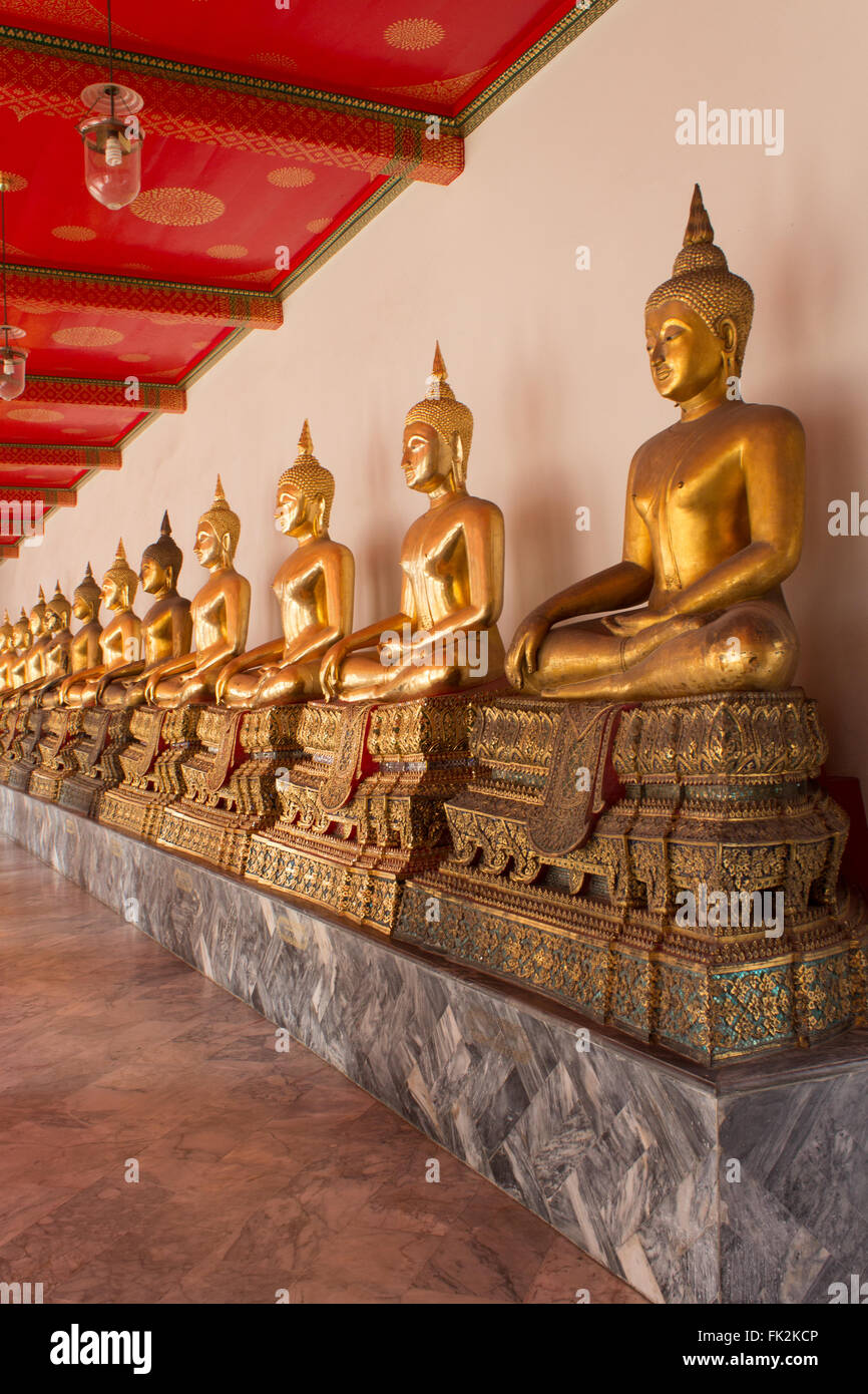 Golden Statue di Buddha nel tempio buddista, Bangkok Foto Stock