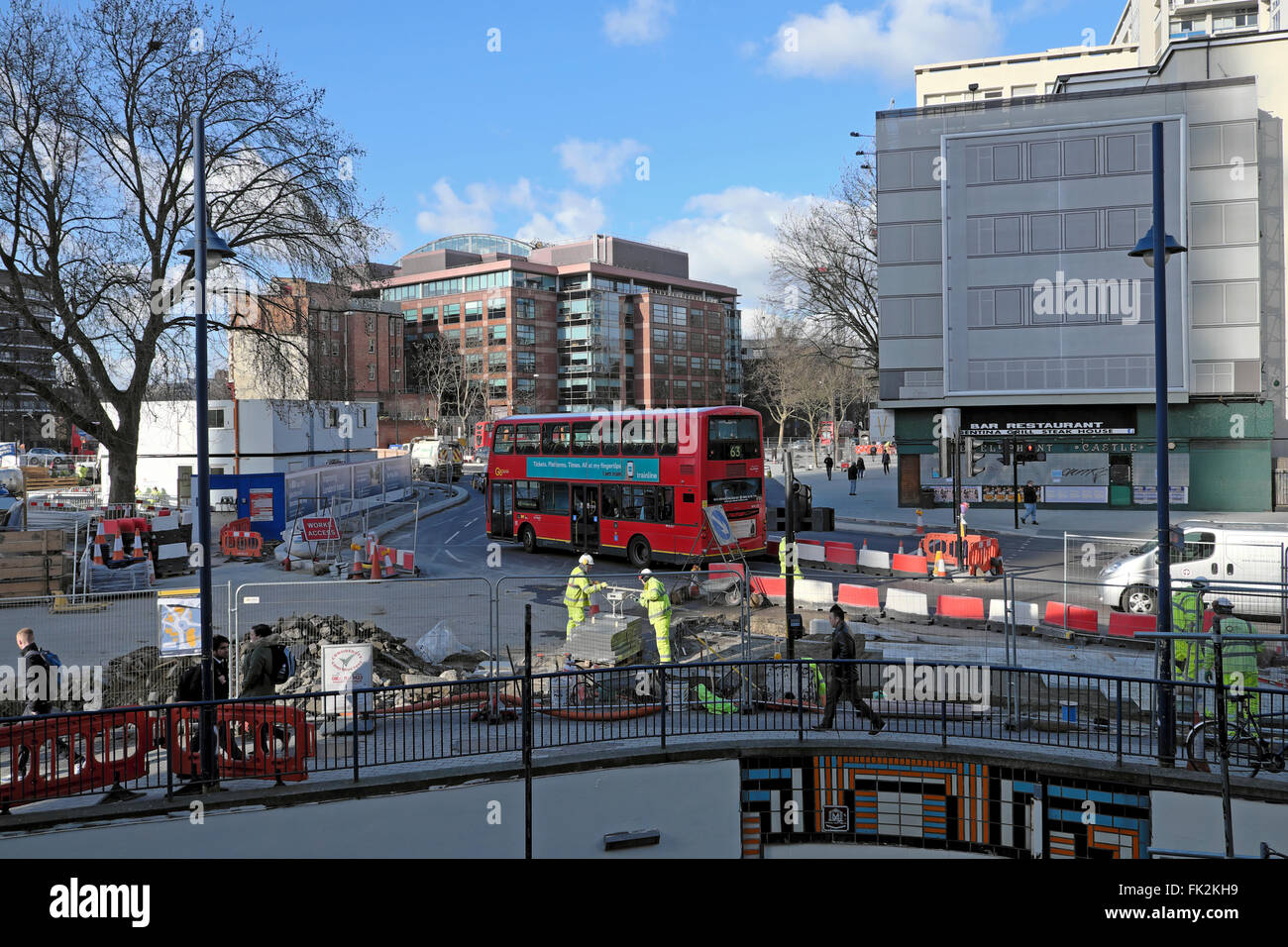 Lavori stradali e del traffico in corrispondenza dell'Elephant & Castle rotonda durante la rigenerazione progetto in Londra UK KATHY DEWITT Foto Stock