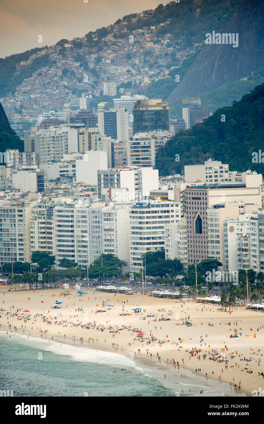 Rio de Janeiro, la vista della spiaggia di Copacabana e il quartiere di Copacabana con la favela Cantagalo Foto Stock
