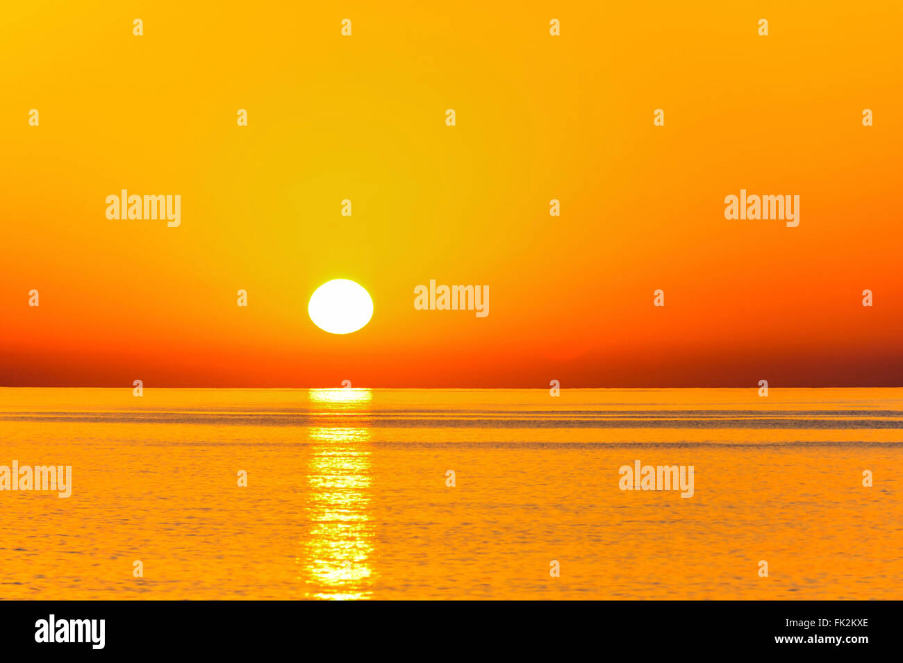 Alba sopra l'oceano presso la spiaggia di Tiwi, nei pressi di alette, il sultanato di Oman Foto Stock