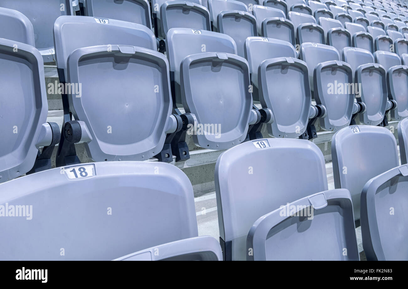 File di sedili dello stadio pronto a una nuova struttura Foto Stock