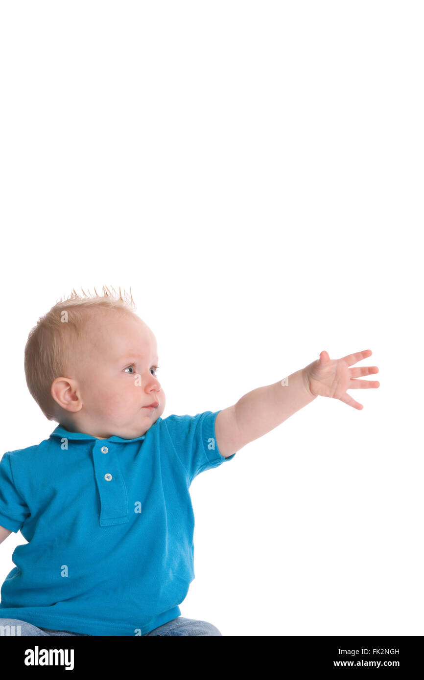 Il Toddler Boy è portata fuori con una mano con spazio per il testo su sfondo bianco Foto Stock