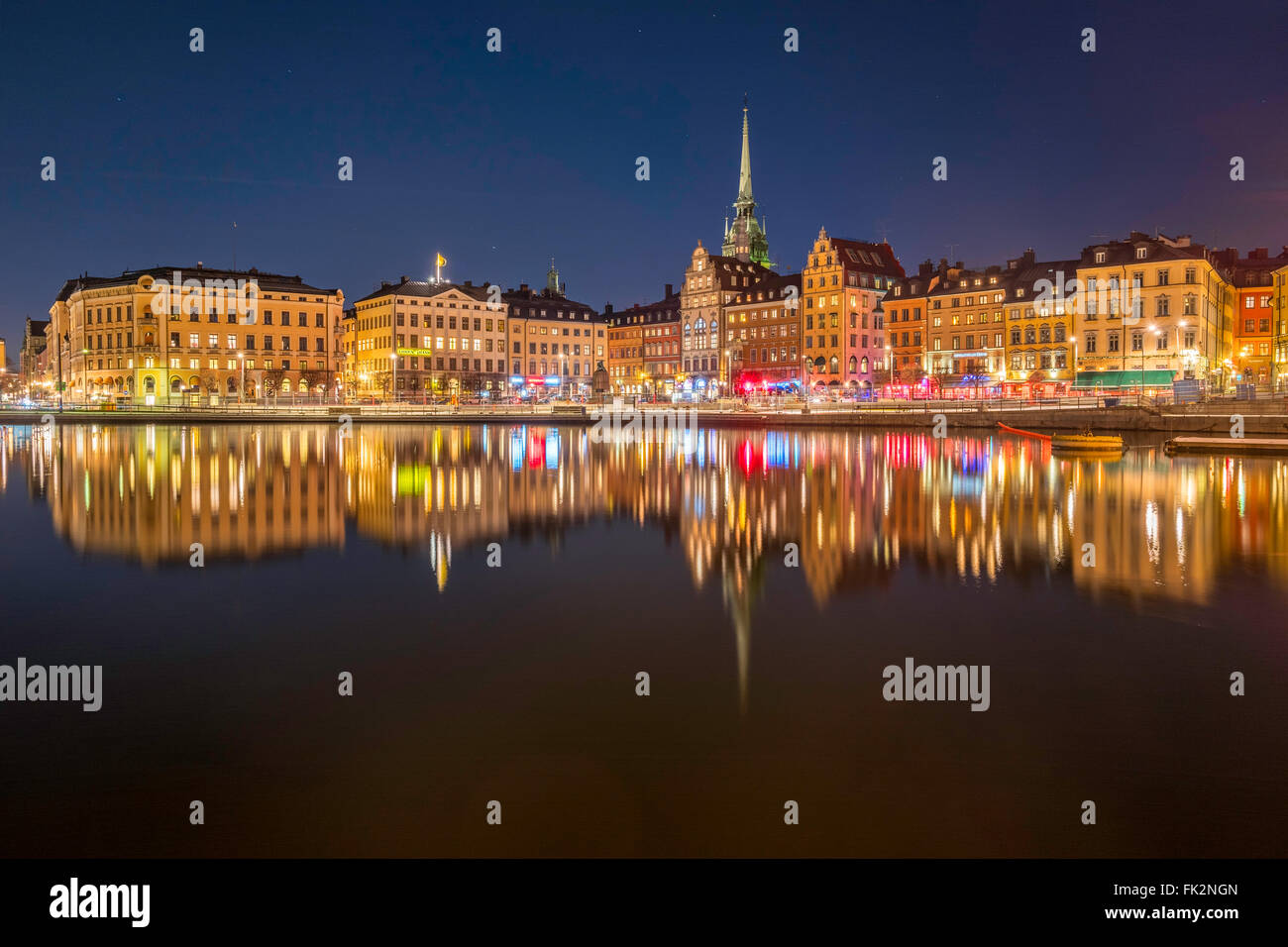 Vista notturna di Kornhamnstorg, 'granella Piazzale del Porto', in Gamla Stan, Stoccolma, visto da Södermalm Foto Stock