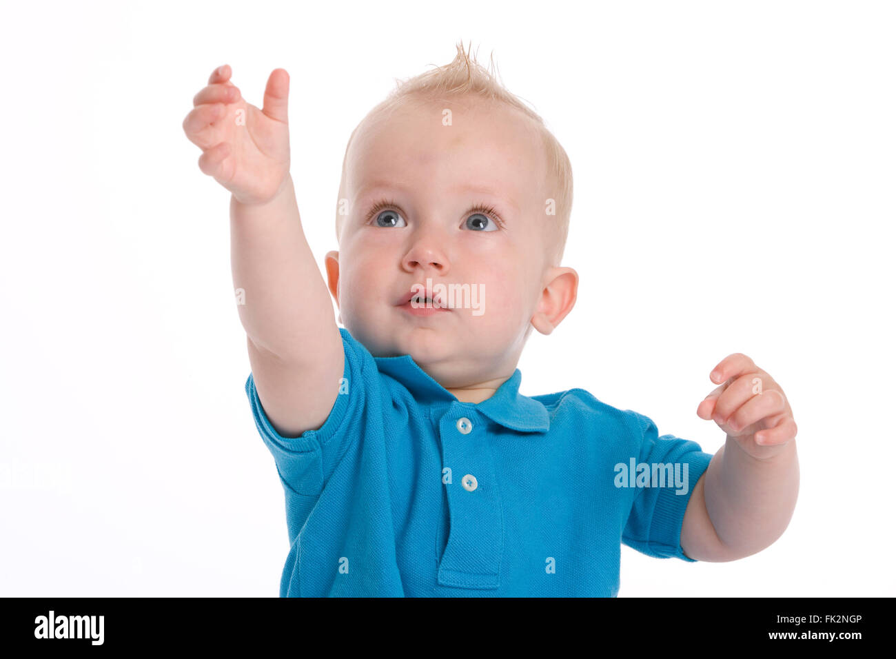 Il Toddler Boy è portata fuori con una mano su sfondo bianco Foto Stock