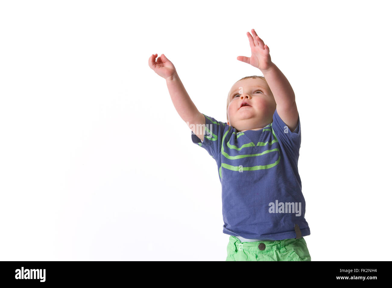 Il Toddler Boy è portata fuori ad alta su sfondo bianco su sfondo bianco Foto Stock