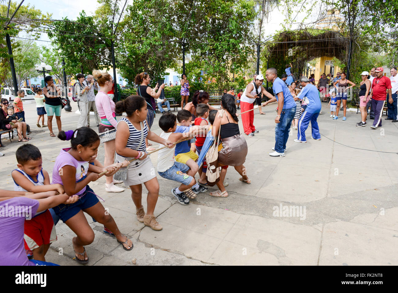 Trinidad, Cuba - 9 gennaio 2016: scuola elementare i bambini giocando con la supervisione degli insegnanti nella città coloniale di Foto Stock