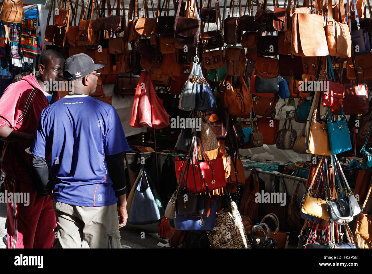 Borsetta shop. La popolazione nera in un negozio di borse in un mercato tradizionale per le strade di Palma di Maiorca. Foto Stock