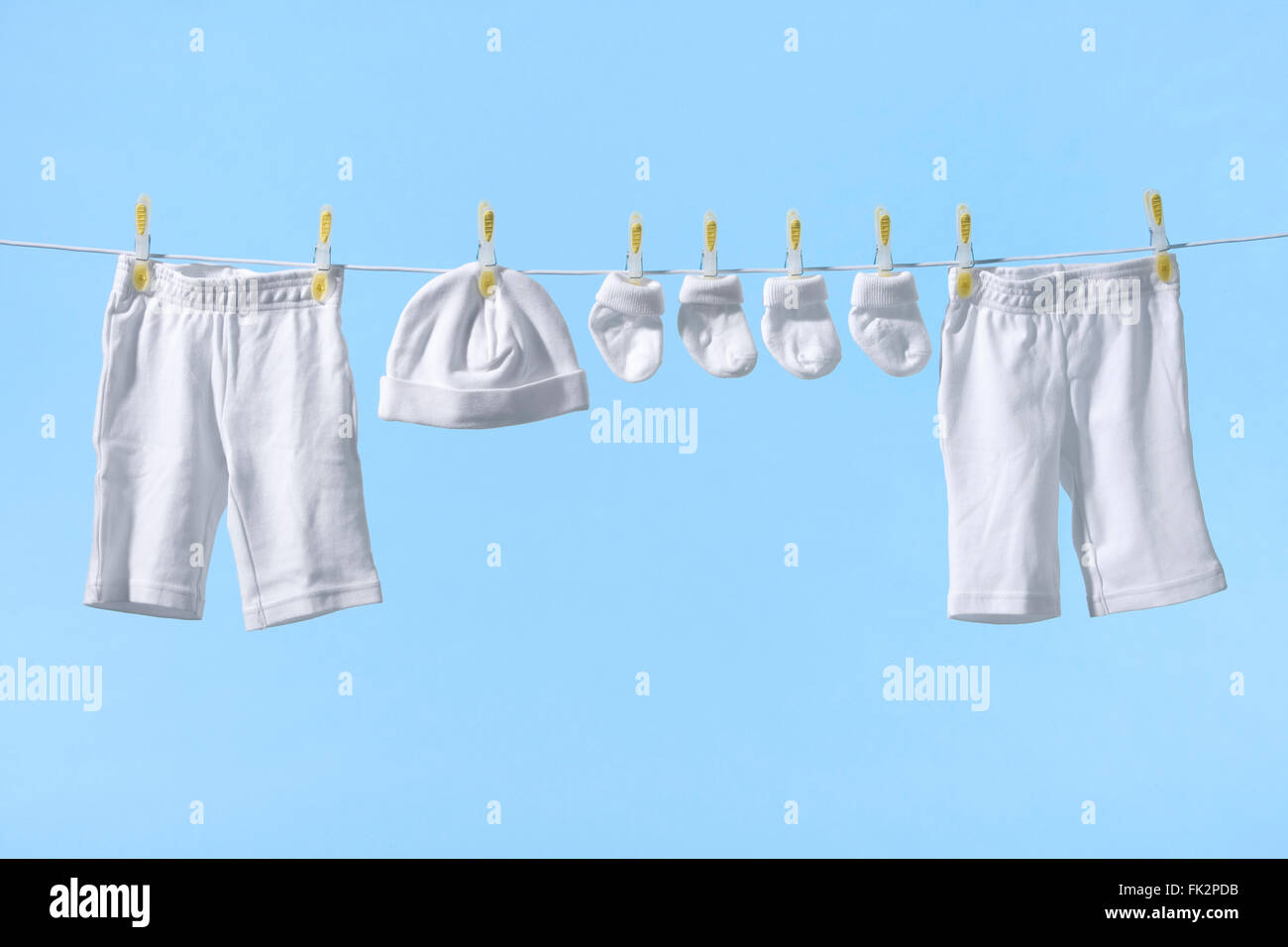 Pulire bianco Lavanderia Baby appeso su una linea per asciugare Foto Stock