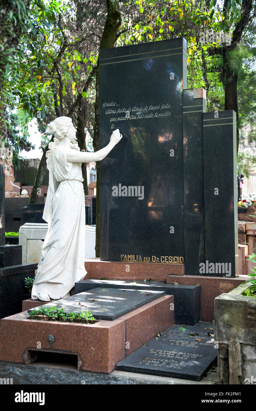 Un grave al Cemitério do Araçá in Sao Paulo, Brasile Foto Stock