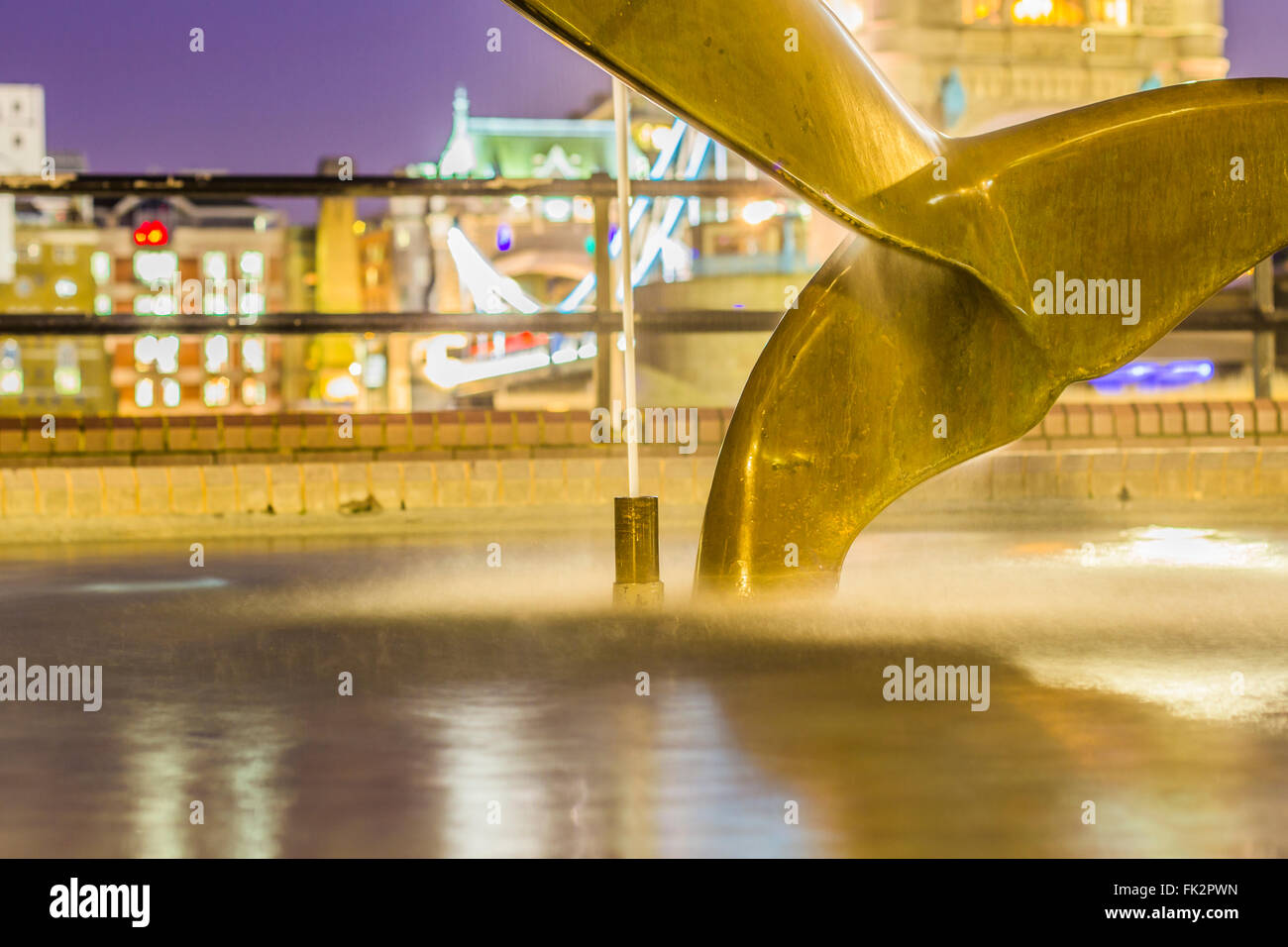 Fontana "Ragazza con un delfino' nella parte anteriore del Ponte della Torre di Londra Foto Stock
