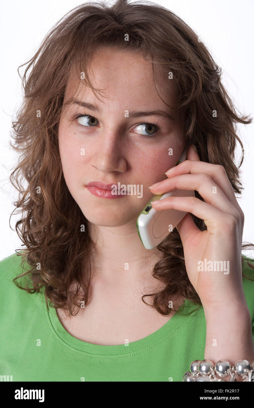 Ragazza con un telefono cellulare su sfondo bianco Foto Stock