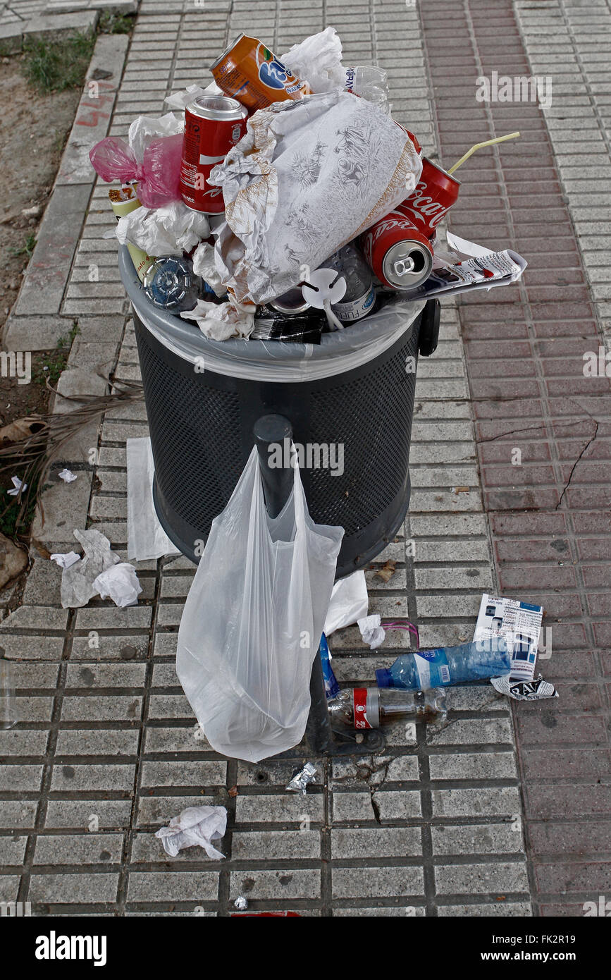 Cestino pieno. Foto Stock