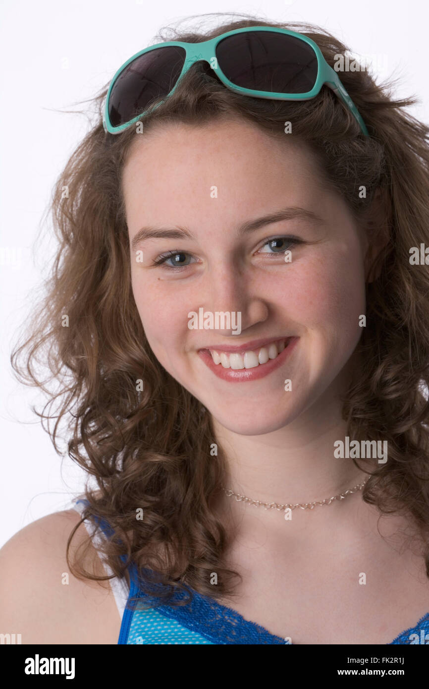 Ritratto di un felice sorridente ragazza adolescente con occhiali da sole sulla testa Het Foto Stock