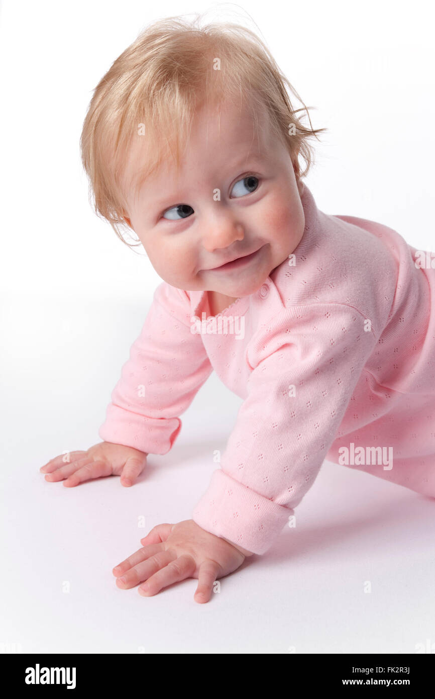 Baby Grill è di strisciare sul pavimento con una espressione ludica su sfondo bianco Foto Stock
