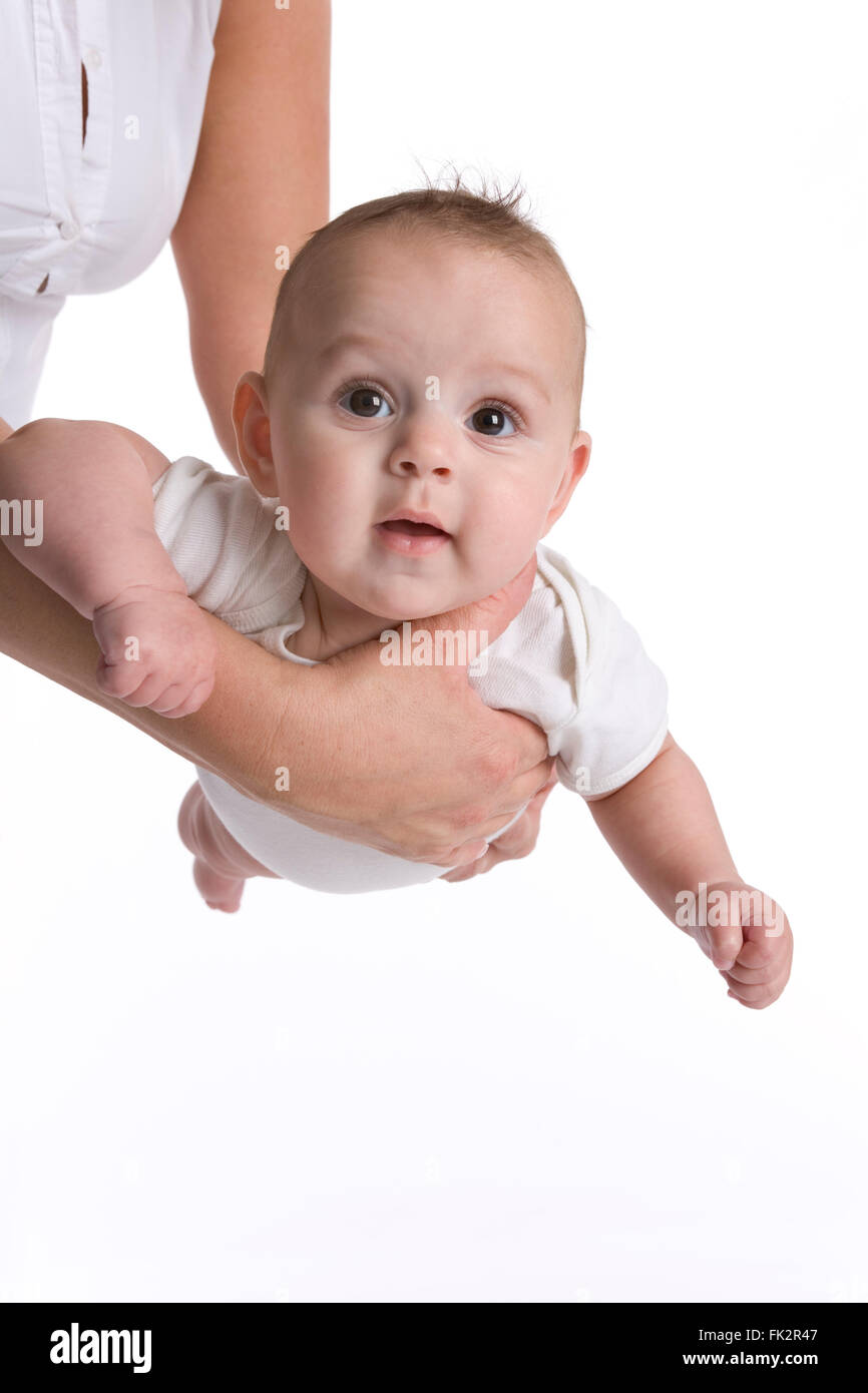Baby girl è volare in madri di bracci su sfondo bianco Foto Stock