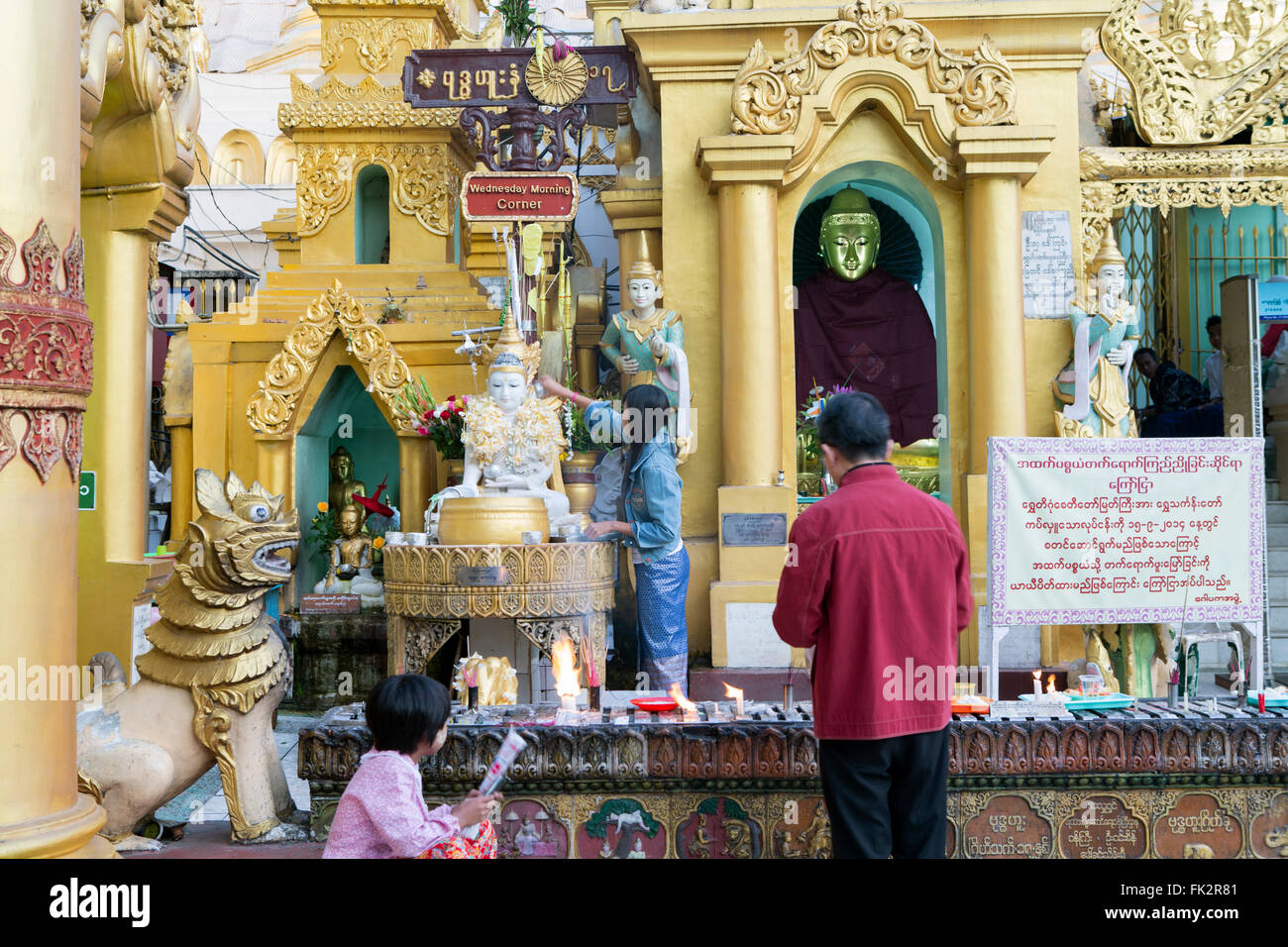 I locali che pregano alla pagoda di Schwedagon, Yangon, Myanmar Foto Stock