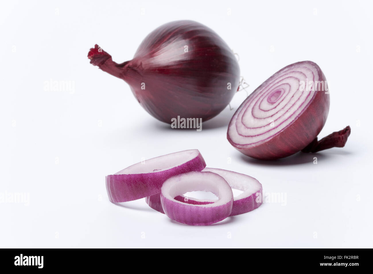 Fresche a fette di cipolla rossa su sfondo bianco Foto Stock