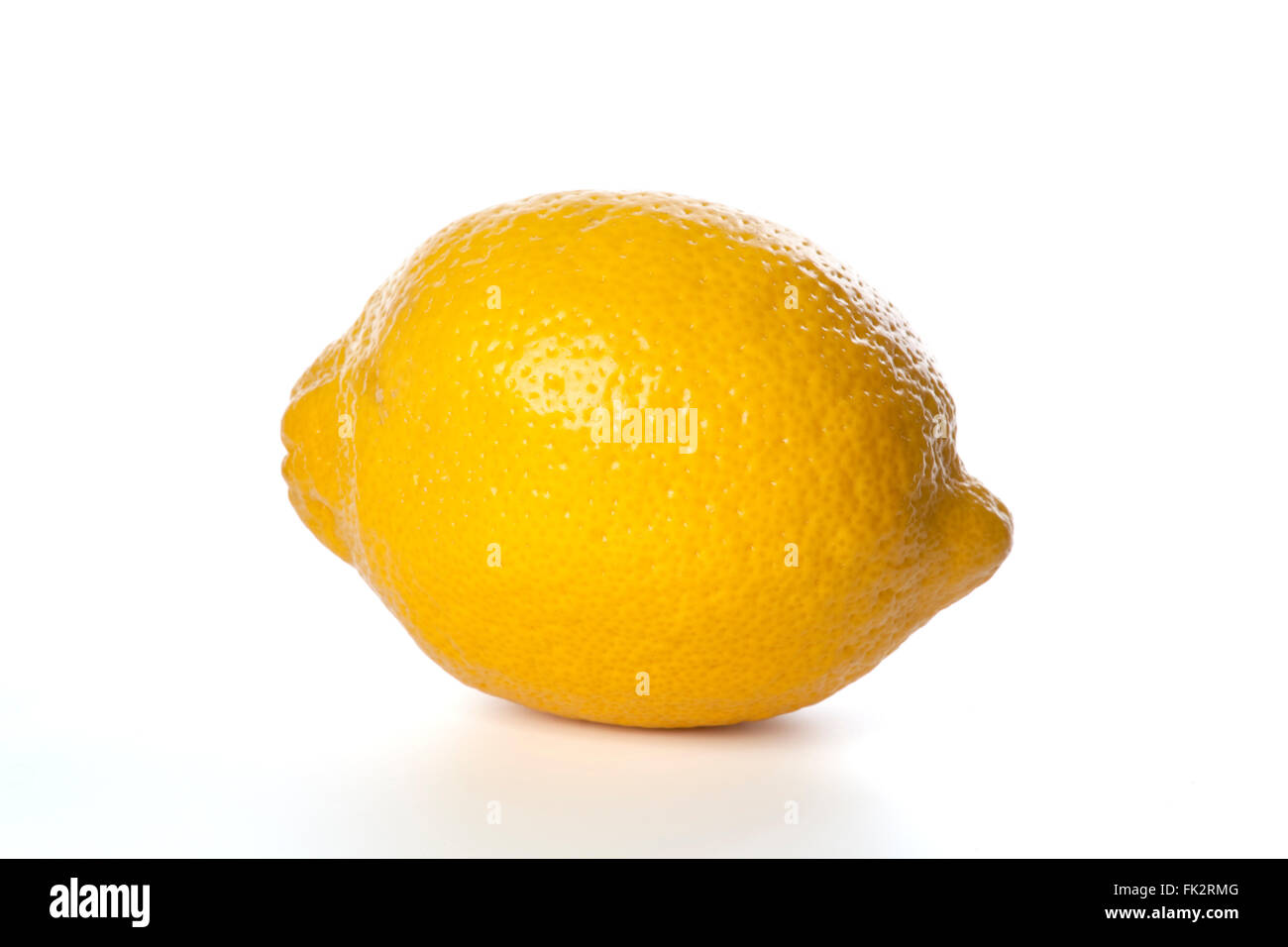 Un unico fresco intero di limone su sfondo bianco Foto Stock