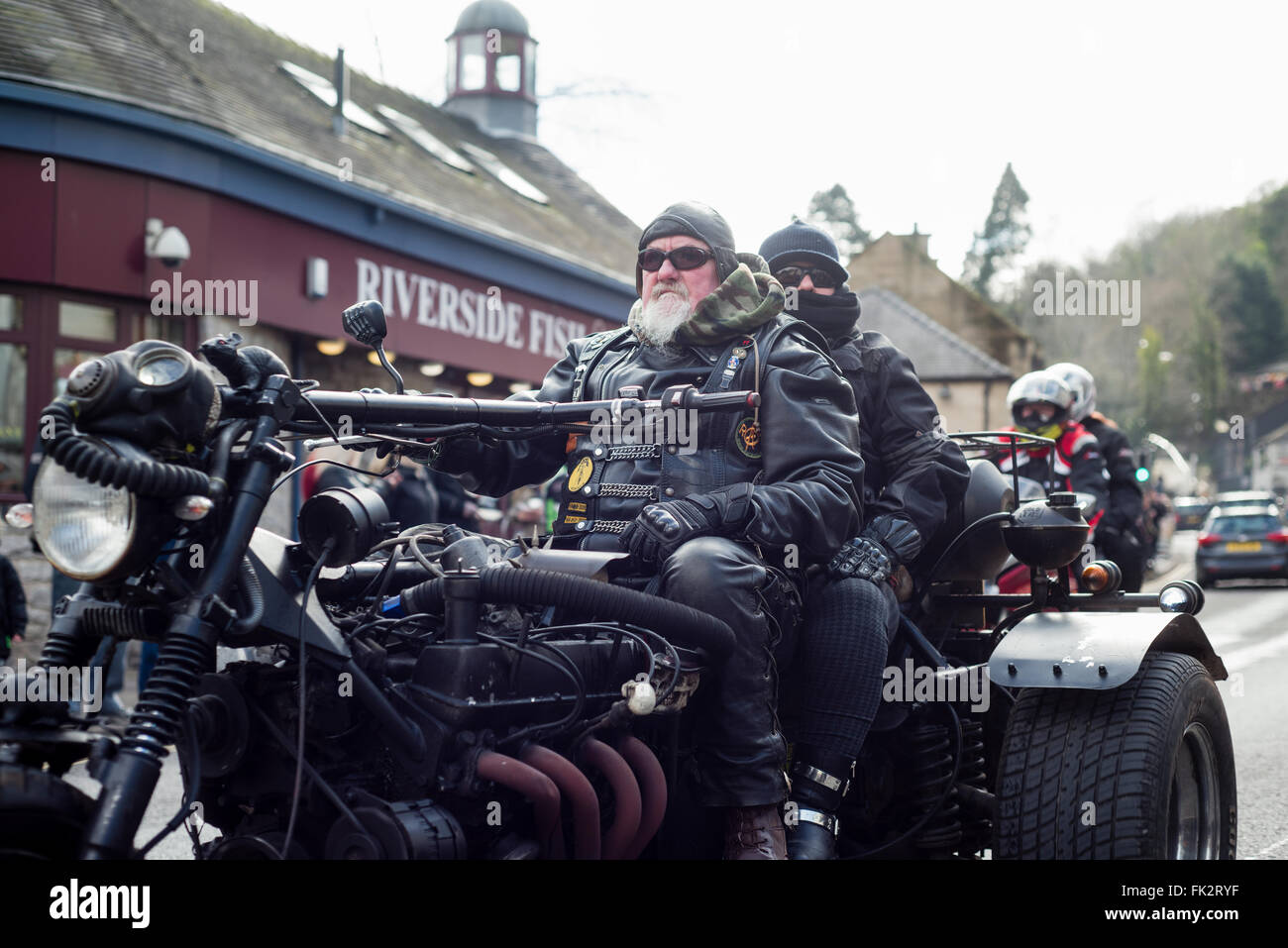 Matlock Bath, Derbyshire, Regno Unito. 6 Marzo, 2016. Migliaia di motociclista in scena un giro attraverso proteste nella città termale di Matlock Bath oggi. La protesta è stata in risposta al Derbyshire County Council prevede di imporre tariffe del parcheggio lungo la passeggiata principale . Credito: Ian Francesco/Alamy Live News Foto Stock