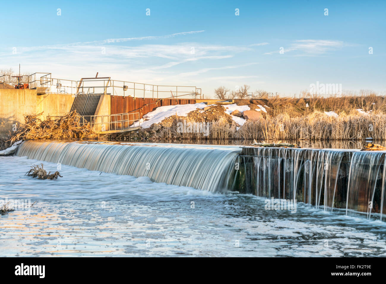 La deviazione del fiume diga su St Vrain Creek in Colorado settentrionale vicino a Platteville, paesaggio invernale Foto Stock
