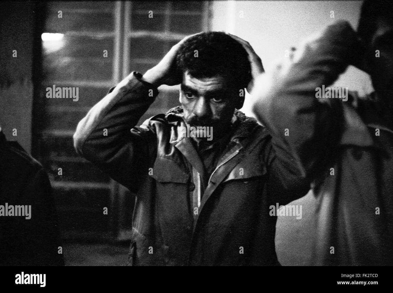 Zakho, nord dell Iraq e Kurdistan. Marzo 1991. Esercito iracheno prigionieri del Kurdistan combattenti anteriore durante la notte, durante la rivolta da parte dei curdi contro forze di il governo di Saddam Hussein. Foto di:Richard Wayman Foto Stock