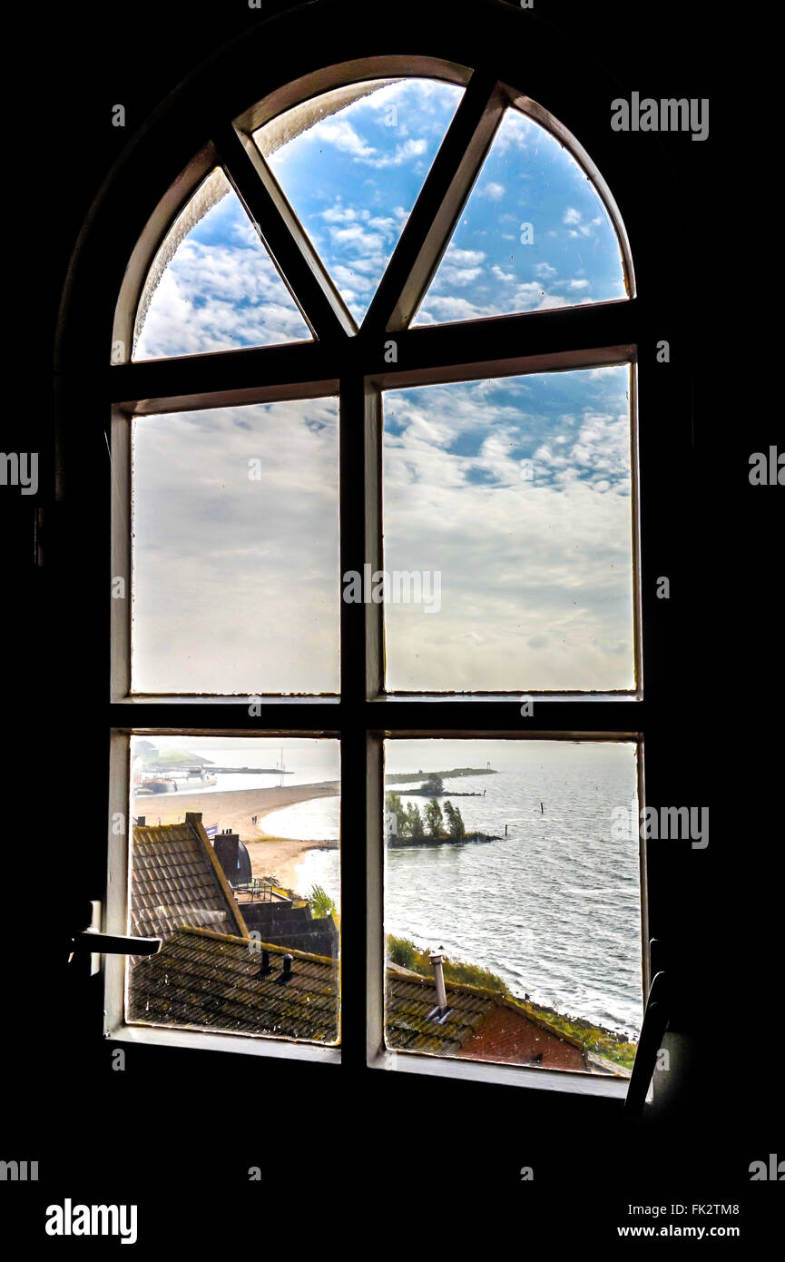 La vista dalla finestra del faro nello storico villaggio di pescatori di Urk nei Paesi Bassi Foto Stock