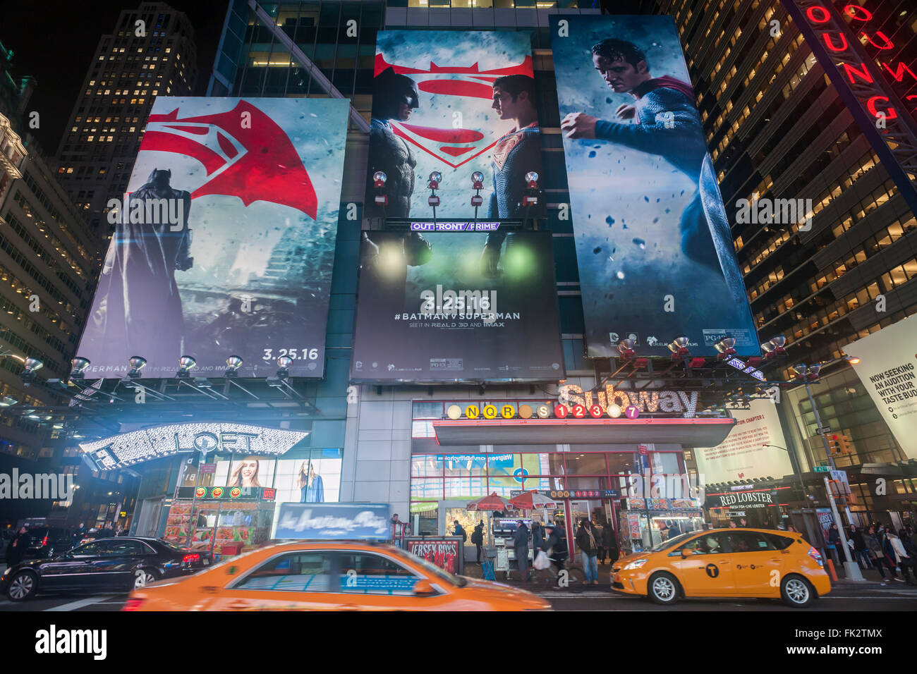 Pubblicità per la Warner Bros" "Batman v Superman: Alba di giustizia' film è visto in Times Square a New York martedì 1 marzo, 2016. (© Richard B. Levine) Foto Stock