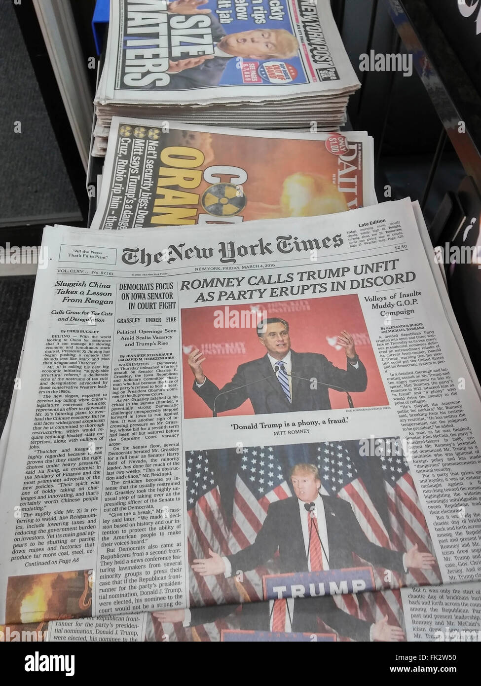 New York quotidiani su Venerdì, 4 marzo 2016 un rapporto sul giorno precedente il dibattito repubblicano con Donald Trump, Ted Cruz e Marco Rubio e la risposta repubblicana per l'aumento di popolarità di Donald Trump. (© Richard B. Levine) Foto Stock