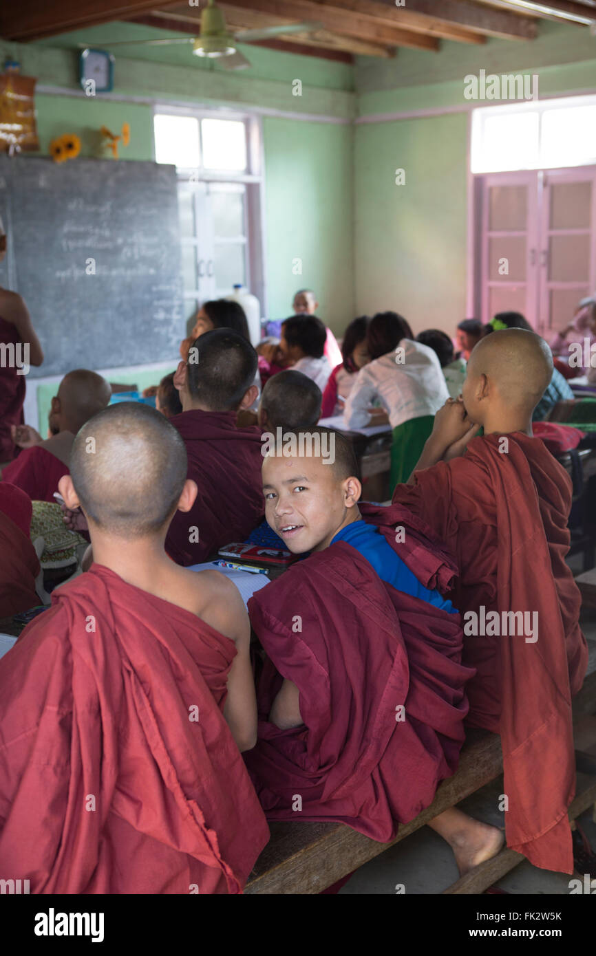 Asia, Sud-est asiatico, Myanmar, buddisti monaci novizio a scuola in vesti tradizionali Foto Stock