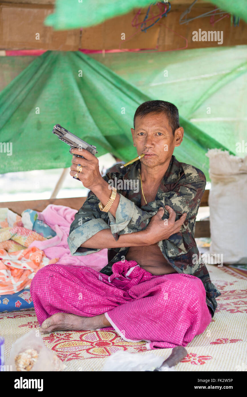 Combattente indigeno del Kayin dell'Esercito Nazionale di Liberazione di Karen (KNLA), ala armata della KNU (Unione Nazionale di Karen) con pistola, Tanintharyi, Myanmar Foto Stock