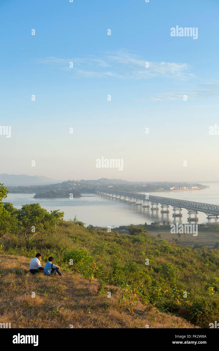 Il fiume Thanlwin (Salween) e il ponte, il fiume e la città di Mawlamyine, dove George Orwell visse, Myanmar Foto Stock