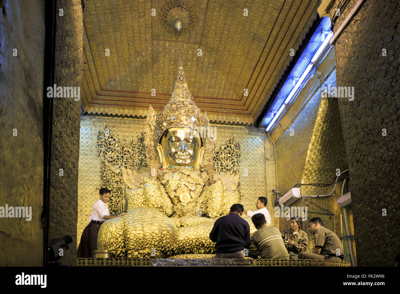 Mahamuni Buddha Tempio, oro-coperto budda effigie, Mandalay, Myanmar, Birmania Foto Stock