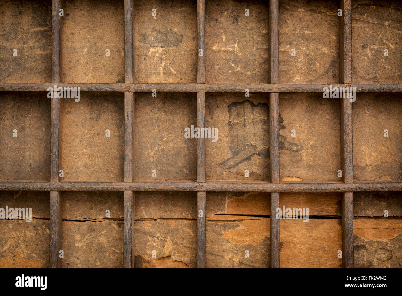 Un dettaglio di vintage grunge typesetter legno cassetto con divisori Foto Stock