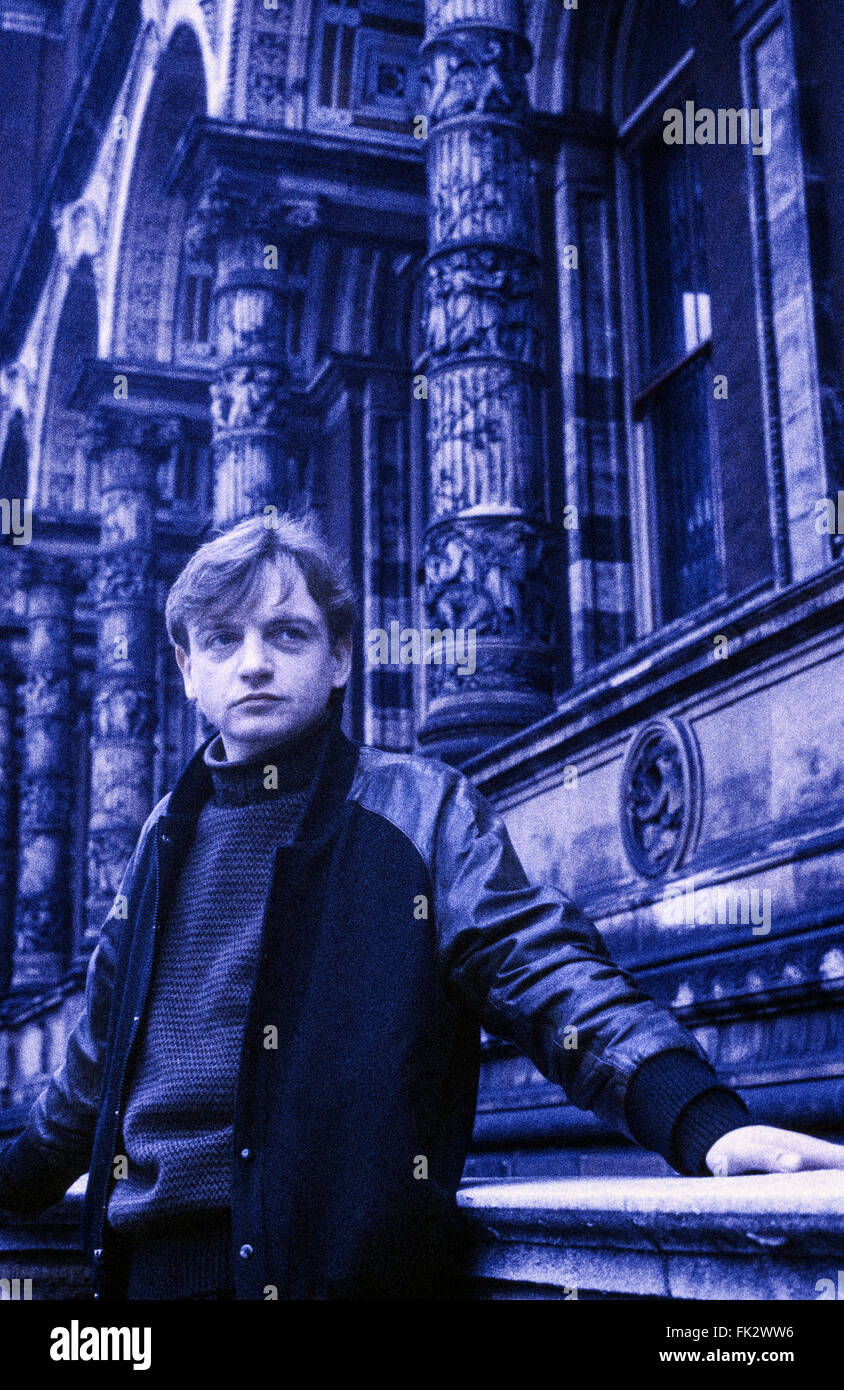 Mark e Smith, punk rocker, cantante con la caduta fotografata al di fuori del Victoria and Albert museum a South Kensington, Londra, nei primi anni novanta. Scansione da Agfa 1000RS pellicola diapositiva. Foto Stock