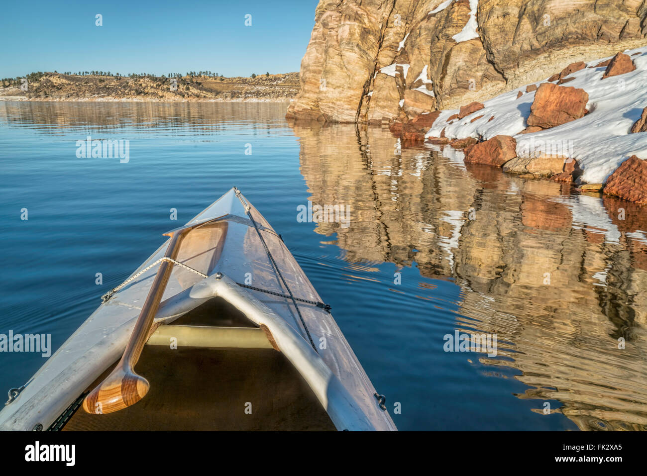 Canoa prua con una paletta di legno su un lago di montagna con scogliera di arenaria - Serbatoio Horsetooth in Fort Collins, Colorado Foto Stock