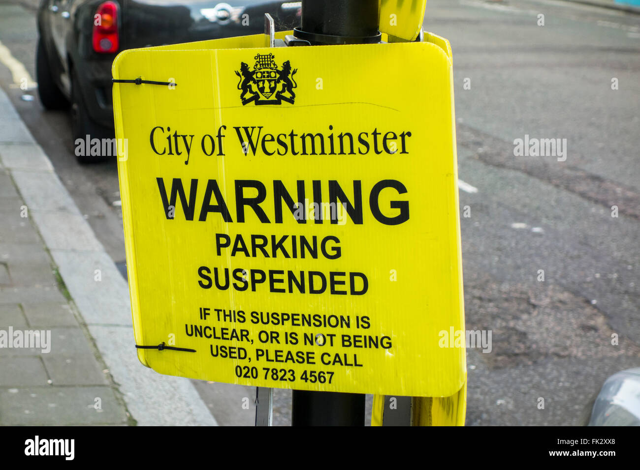 Parcheggio segno sospeso, consiglio di Westminster, Londra, Regno Unito Foto Stock