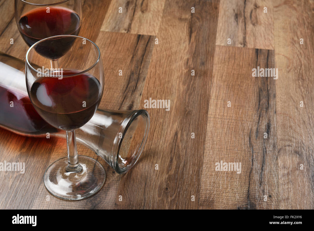 Vista dall'alto di una caraffa e due bicchieri di vino su una tavola di legno con copia spazio. Foto Stock