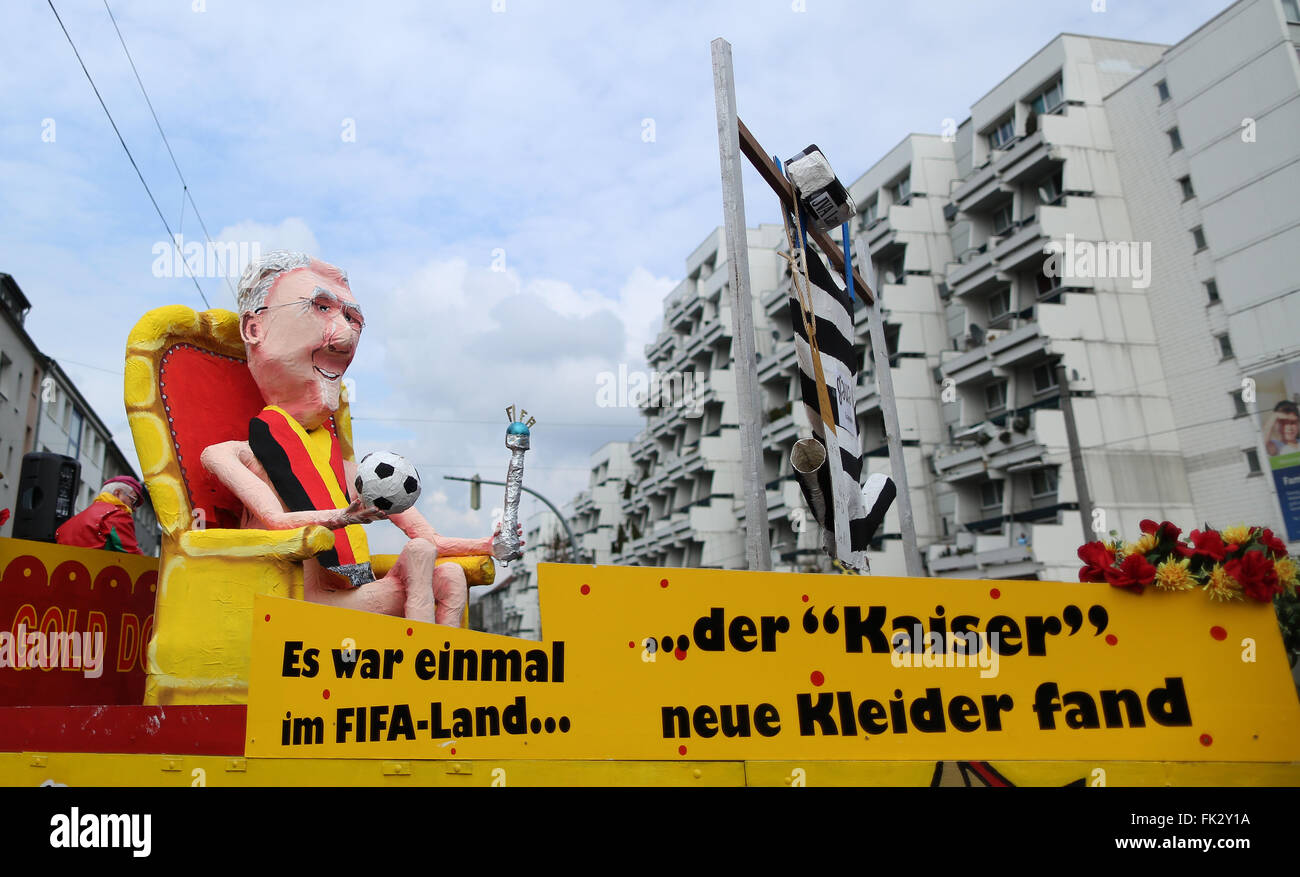 Dortmund, Germania. 06 Mar, 2016. Un galleggiante a tema dispone di una figura del calcio tedesco leggenda Franz Beckenbauer (L) e il detenuto tuta di ex Bayern Monaco presidente Uli Hoeness alla sfilata di carnevale a Dortmund, Germania, 06 marzo 2016. La sfilata di carnevale a Dortmund si è tenuto lo stesso giorno per compensare il lunedì di Rose Parade che nel mese di febbraio è stato annullato a causa della tempesta avvertenze. Foto: INA FASSBENDER/dpa/Alamy Live News Foto Stock